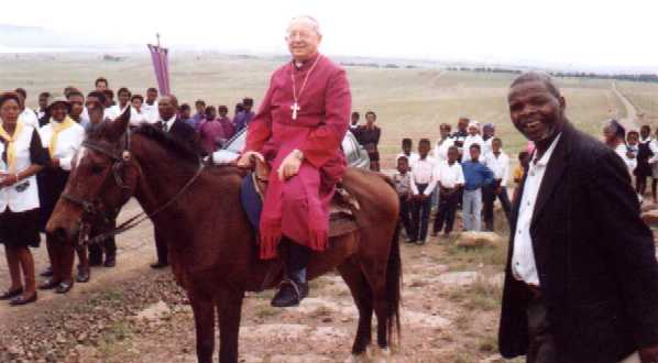 Foto von Bischof Dr. Oswald Hirmer mit einem PS unterwegs