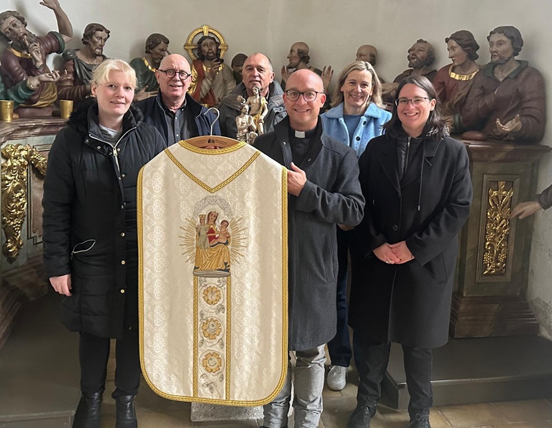 Bild "Pfarrei Gotteszell:Geschenk-Messgewand.JPG"