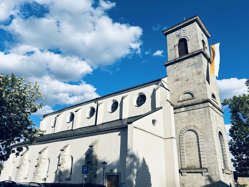 Bild "Pfarrei Gotteszell:Kirche_aussen.jpg"