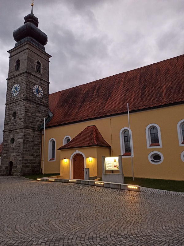 Bild "Pfarrei Patersdorf:Pfarrkirche_im_Abendambiente.jpg"