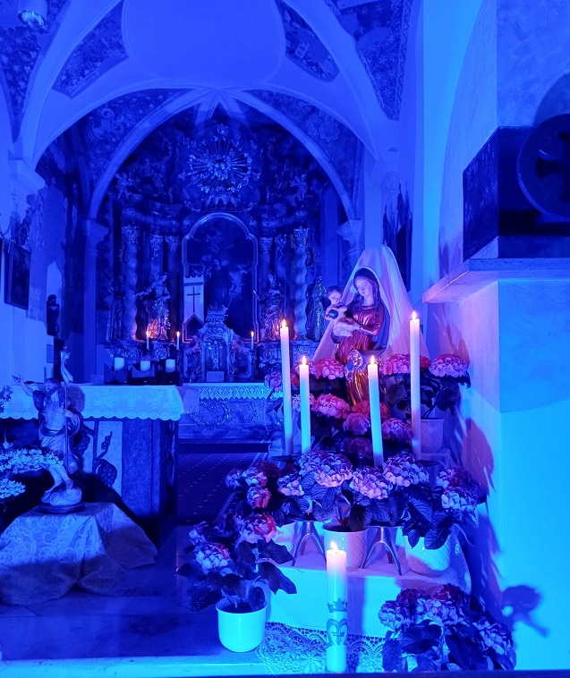 Bild "Pfarrei Teisnach:Maiandacht_im_Scheinwerferlicht.JPG"