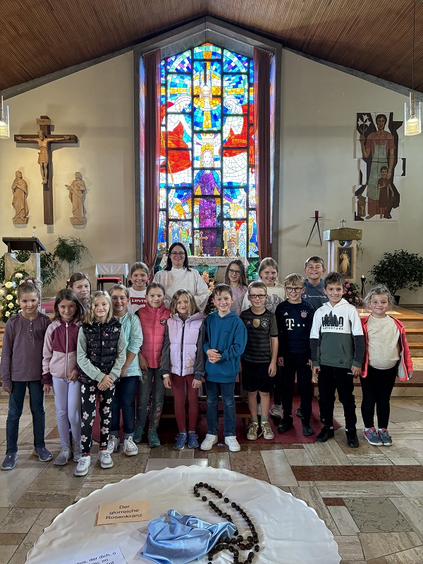Bild "Pfarreiengemeinschaft:Kinder_beten_Rosenkranz_17.10.2024.jpg"