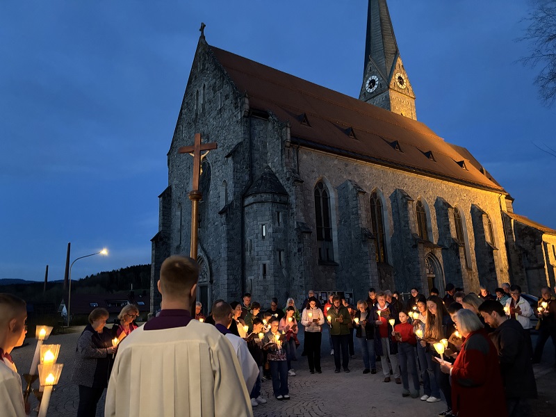 Bild "Pfarreiengemeinschaft:Lichterkreuzweg-04-2025.jpg"